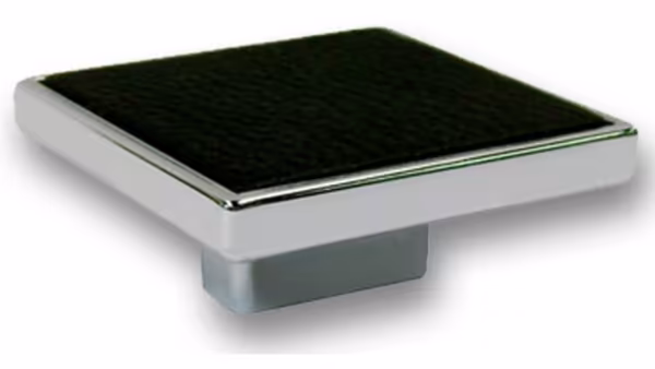 Griff Olbernhau Kunstleder - Kunststoff metallisiert chrom glänzend schwarz - 60 mm lang  vor weißem Hintergrund