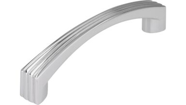 Griff Osterode Druckguss chrom glänzend - 116 mm lang vor weißem Hintergrund