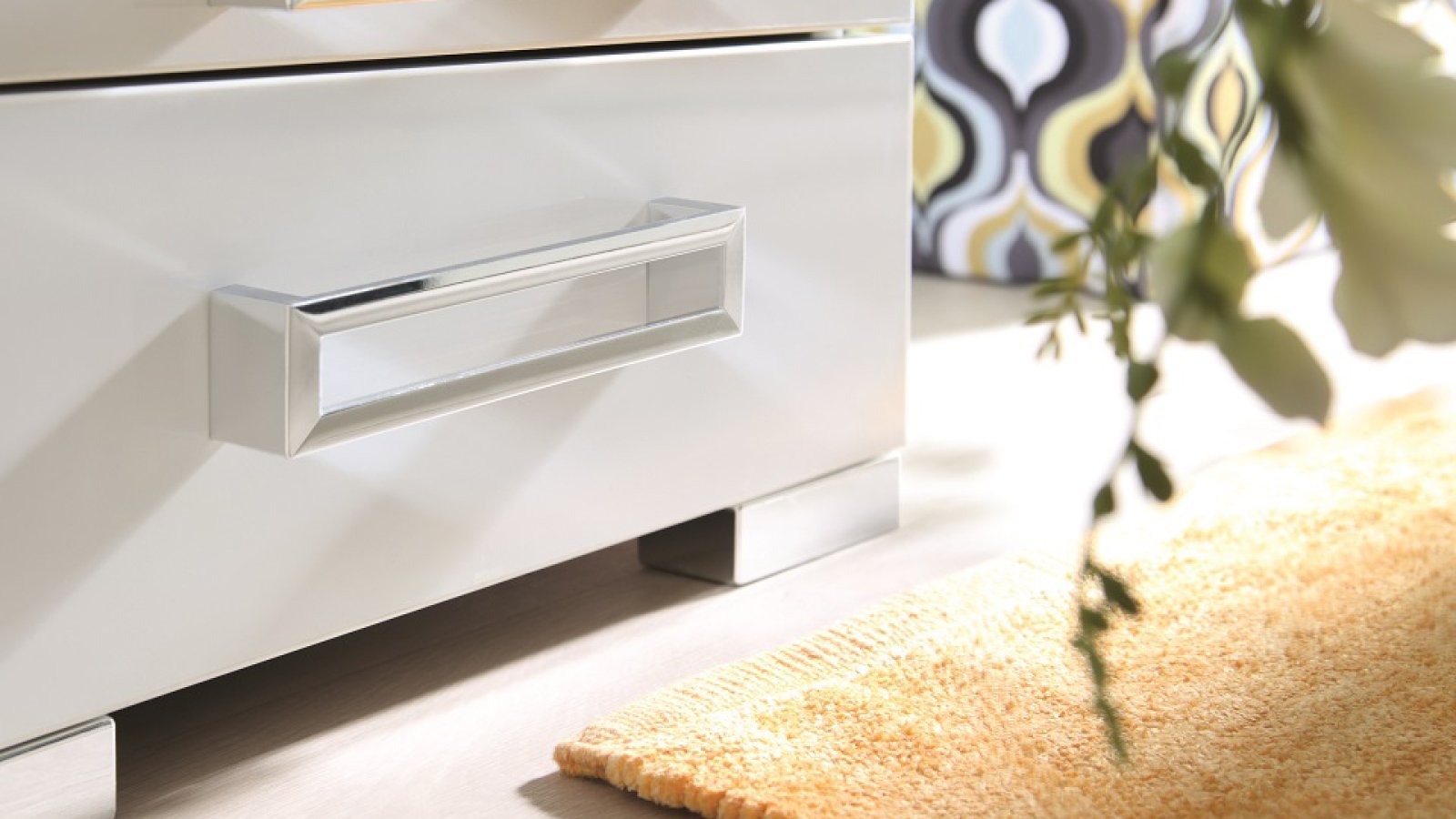 Griff Ottendorf Kunststoff metallisiert - chrom glänzend - 41 mm lang  vor weißem Hintergrund