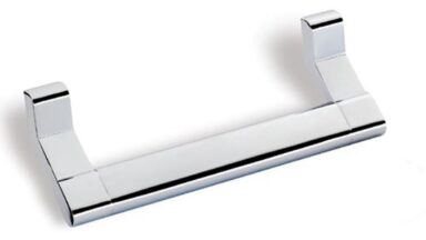 Griff Ottobrunn Druckguss chrom glänzend - 180 mm lang vor weißem Hintergrund