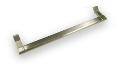 Griff Ottobrunn Druckguss vernickelt feingeschliffen - 340 mm lang vor weißem Hintergrund