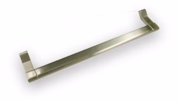 Griff Ottobrunn Druckguss vernickelt feingeschliffen - 340 mm lang vor weißem Hintergrund