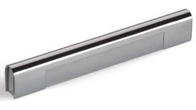 Griff Prenzlau Druckguss chrom glänzend - 176 mm lang  vor weißem Hintergrund