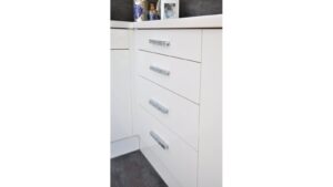 Griff Rahden Druckguss chrom glänzend - 174 mm lang  vor weißem Hintergrund