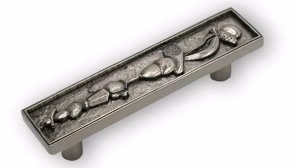 Griff Reichshof Druckguss altsilberfarbig - 104 mm lang  vor weißem Hintergrund