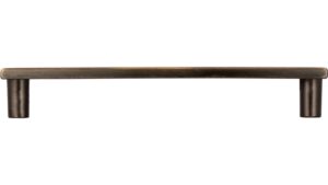 Griff Rhauderfehn Druckguss altmessing brüniert gebürstet - 140 mm lang  vor weißem Hintergrund