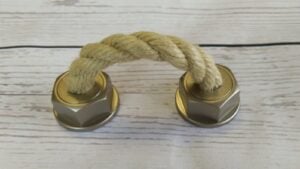 Griff Rope Kunststoff metallisiert - warmgrau, Schnur - beige - 101 mm lang  vor weißem Hintergrund