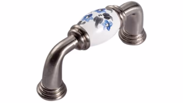 Griff Rosbach Zamak Porzellan satin weiß Blumen blau schwarz - 81 mm lang  vor weißem Hintergrund