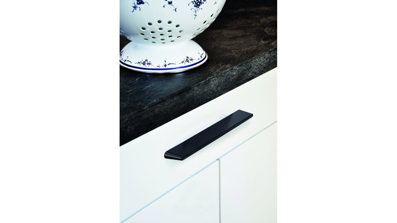 Moebelgriff-Rosdorf-schwarz-Zinkdruckguss-laenge-138-854104-anwendung Griff Rosdorf Druckguss schwarz matt pulverbeschichtet - 138 mm lang vor weißem Hintergrund