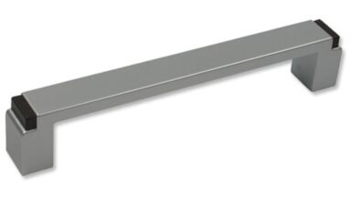 Griff Rüthen Kunststoff metallisiert weißaluminium holzeffekt nussbraun - 144 mm lang vor weißem Hintergrund