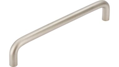 Griff Schöningen Stahl matt vernickelt - 136 mm lang vor weißem Hintergrund