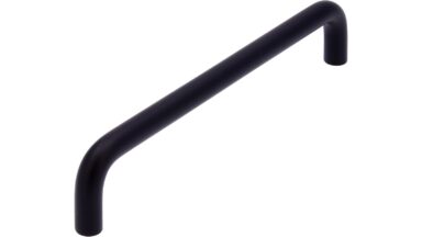 Griff Schöningen Stahl schwarz matt pulverbeschichtet - 136 mm lang vor weißem Hintergrund