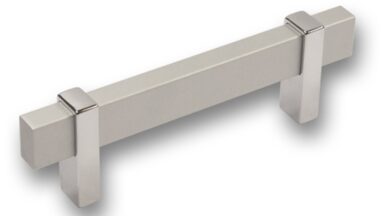Griff Schrobenhausen Aluminium - natur matt, Zinkdruckguß - chrom glänzend - 136 mm lang vor weißem Hintergrund