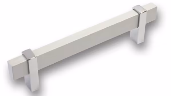Griff Schrobenhausen Aluminium - Druckguss silber natur matt chrom glänzend - 168 mm lang  vor weißem Hintergrund