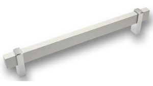 Griff Schrobenhausen Aluminium - Druckguss silber natur matt chrom glänzend - 232 mm lang  vor weißem Hintergrund