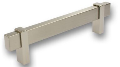 Griff Schrobenhausen Aluminium - Druckguss vernickelt feingeschliffen vernickelt feingeschliffen - 168 mm lang vor weißem Hintergrund