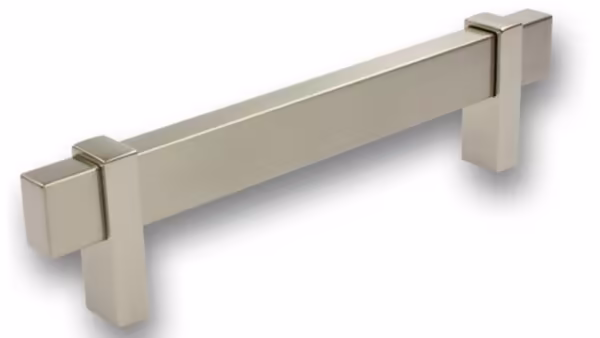 Griff Schrobenhausen Aluminium - Druckguss vernickelt feingeschliffen vernickelt feingeschliffen - 168 mm lang  vor weißem Hintergrund