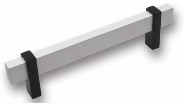 Griff Schrobenhausen Aluminium - Druckguss silber natur matt schwarz matt pulverbeschichtet - 168 mm lang vor weißem Hintergrund