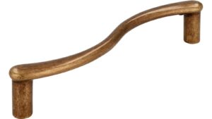 Griff Siegburg Druckguss altmessingfarbig brüniert getrommelt - 141 mm lang  vor weißem Hintergrund