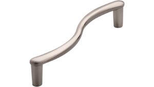 Griff Siegburg Druckguss vernickelt feingeschliffen - 141 mm lang  vor weißem Hintergrund