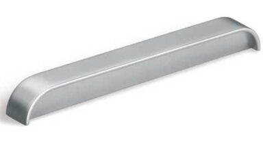 Griff Stadtallendorf Druckguss alufarbig pulverbeschichtet - 180 mm lang vor weißem Hintergrund