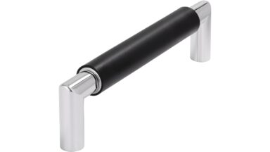 Griff Straelen Stahl - Druckguss schwarz matt pulverbeschichtet chrom glänzend - 140 mm lang vor weißem Hintergrund