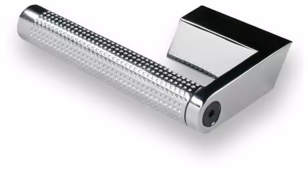 Griff Sulzbach Druckguss chrom glänzend - 109 mm lang vor weißem Hintergrund