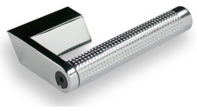 Griff Sulzbach Druckguss chrom glänzend - 109 mm lang vor weißem Hintergrund