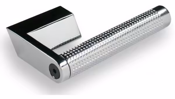 Griff Sulzbach Druckguss chrom glänzend - 109 mm lang vor weißem Hintergrund