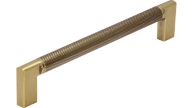 Griff Threesixty Aluminium - Druckguss messingfarbig getrommelt matt messingfarbig getrommelt matt - 174 mm lang vor weißem Hintergrund