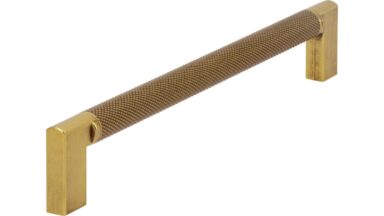 Griff Threesixty Aluminium - Druckguss messingfarbig getrommelt matt messingfarbig getrommelt matt - 206 mm lang vor weißem Hintergrund