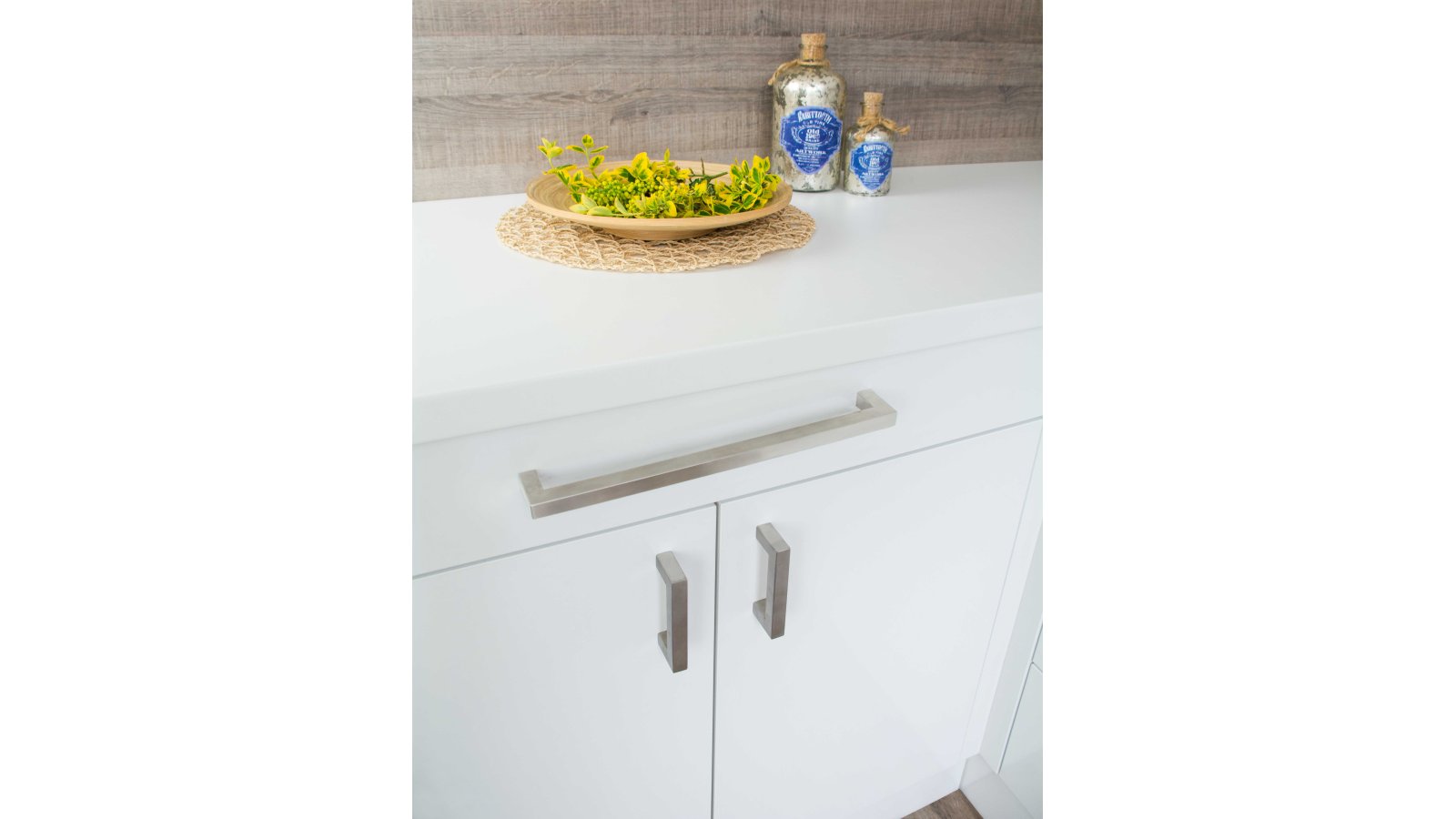 Griff Unterhaching Edelstahl fein geschliffen - 111 mm lang  vor weißem Hintergrund