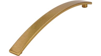 Griff Uslar Druckguss messingfarbig getrommelt matt - 180 mm lang vor weißem Hintergrund