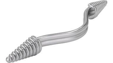 Griff Vaterstetten Druckguss chrom glänzend - 190 mm lang  vor weißem Hintergrund