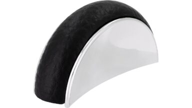 Griff Vienenburg Kunstleder - Kunststoff metallisiert chrom glänzend schwarz - 58 mm lang vor weißem Hintergrund