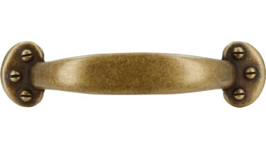 Griff Wachtberg Druckguss altmessingfarbig brüniert getrommelt - 143 mm lang  vor weißem Hintergrund