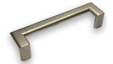Griff Waldbröl Druckguss matt vernickelt - 180 mm lang vor weißem Hintergrund