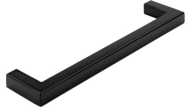 Griff Wallerfangen Kunststoff glasiert schwarz hochglanz - 137 mm lang  vor weißem Hintergrund