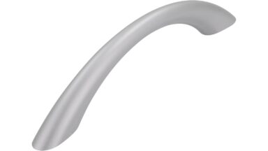 Griff Werder Kunststoff metallisiert weißaluminium - 134 mm lang vor weißem Hintergrund