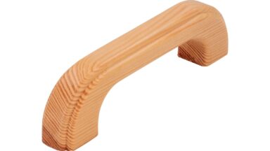 Griff Wernau Holz kiefer natur lackiert - 112 mm lang vor weißem Hintergrund