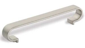 Griff Westerstede Druckguss matt vernickelt - 168 mm lang vor weißem Hintergrund