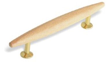 Griff Wittingen Holz - Messing buche natur lackiert poliert - 146 mm lang vor weißem Hintergrund