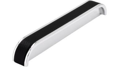Griff Wunsiedel Kunstleder - Kunststoff metallisiert chrom glänzend schwarz - 153 mm lang vor weißem Hintergrund