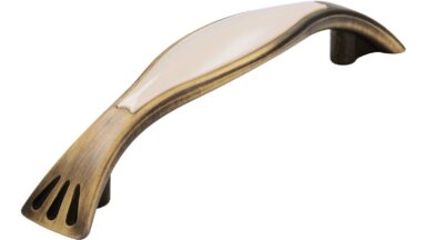 Griff + Einlage Eilenburg Druckguss - Kunststoff altmessing brüniert gebürstet beige - 130 mm lang vor weißem Hintergrund