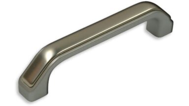 Griff + Einlage Grevenbroich Kunststoff metallisiert weißaluminium metallisiert nickel - 117 mm lang vor weißem Hintergrund