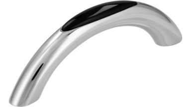 Griff + Einlage Rheinstetten Druckguss chrom glänzend schwarz - 80 mm lang vor weißem Hintergrund