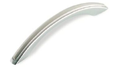 Griff + Einlage Ubstadt-Weiher Kunststoff galvanisiert chrom glänzend nickel matt gebürstet - 134 mm lang vor weißem Hintergrund