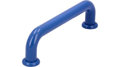 Griff + Unterlagen Bonn Kunststoff brilliantblau - 112 mm lang vor weißem Hintergrund