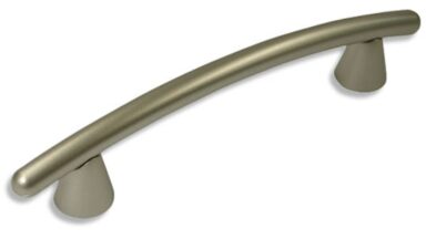 Griff+Unterstellfüsse Neumünster Kunststoff metallisiert nickel metallisiert nickel - 136 mm lang vor weißem Hintergrund