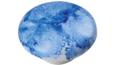 Knopf Baby Porzellan Flecken blau - 55 mm lang vor weißem Hintergrund